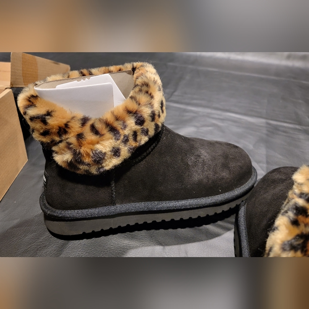 Koolaburra by Ugg Dezi mini cheetah size 7us.worn once. Perfect condition